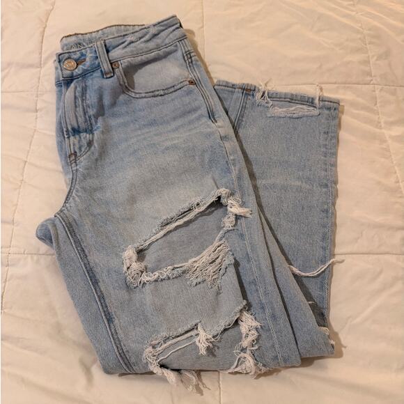American Eagle Outfitters Denim - American Eagle Mom Jeans – Light Wash Ripped – Size 2 Short (STRIGID)